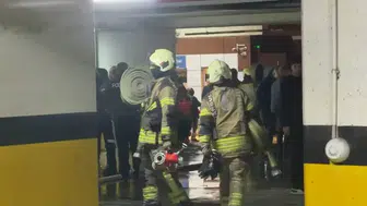 Başakşehir'de otopark paniği: Araç yangını nedeniyle site sakinleri sokağa döküldü