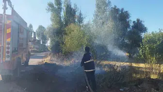 Gevaş'ta örtü yangını paniği: İtfaiye ekipleri alevleri büyümeden kontrol altına aldı