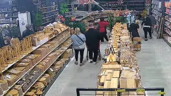 Bursa'da alışveriş keyfi kabusa döndü: Servis aracı züccaciye dükkanına girdi