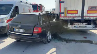 Kütahya'da park halindeki tıra çarpan otomobil hurdaya döndü