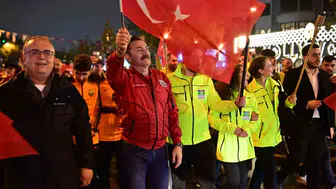 Bahçelievler'de yağmura rağmen Cumhuriyet coşkusu: 103'üncü yıl kutlamaları fener alayıyla başladı