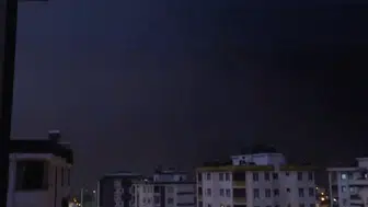 Kozan'da şiddetli fırtına: Yıldırımın düşme anı kameraya yansıdı