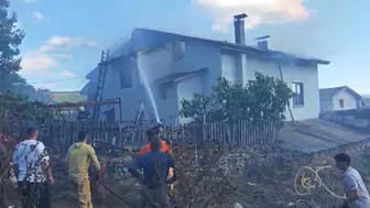 Safranbolu'da köy evinin çatısında çıkan yangın korkuttu
