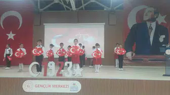Eleşkirt'te Cumhuriyet coşkusu minik öğrencilerin performansıyla taçlandı