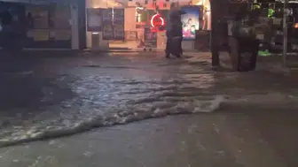 Elazığ'da aniden bastıran sağanak şehir trafiğini felç etti