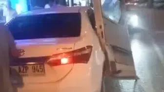 Mersin'de şaşkına çeviren kaza: Minibüsün kapısı otomobile saplandı