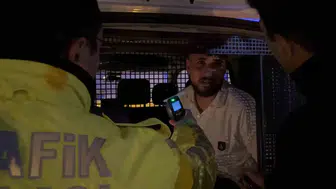 Bursa'da alkollü sürücünün kaçış planı trafik lambasına çarpınca son buldu