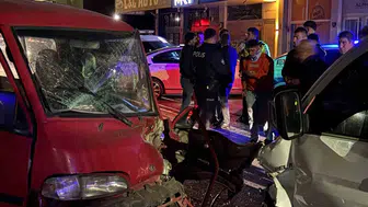 Kayseri'de ters yöne giren pikap dehşeti: Kamyonette sıkışan sürücü kurtarıldı
