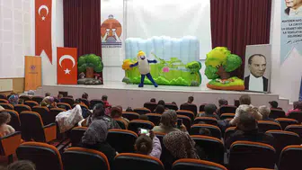 Havza'da minik tiyatroseverler Kaptan Pengu ile buluştu