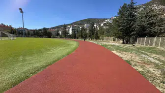Akseki Atatürk Stadı'nda tarihi dönüşüm: Toprak pist yerini modern tartan zemine bırakıyor