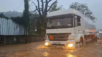 Beykoz'da sağanak yağış asfaltı parçaladı: Araçlar çamurlu sular arasında mahsur kaldı