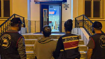 23 yıl hapis cezasıyla aranan firari mutfaktaki gizli bölmede bulundu