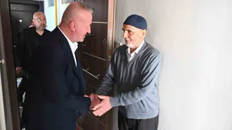 Başkan Karabatı mutfağa girdi: Yaşlılar Günü'nde evlere sıcak dokunuş