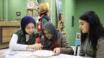 Erzincan'da kuşaklar arası bağ seramik atölyesinde güçlendi