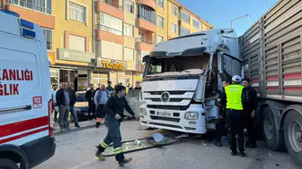 Ankara-Konya yolunda tır ve otomobilin karıştığı zincirleme kaza: Bir sürücü araçta sıkıştı