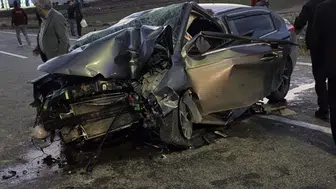 Karlıova girişinde direğe çarpan otomobildeki 3 kişi yaralandı