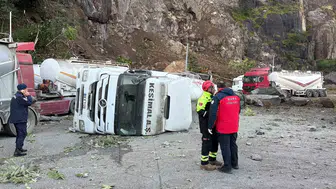 Hopa'da tır parkına düşen dev kaya kütleleri bir kişinin yaşamını sonlandırdı
