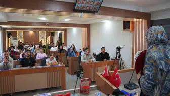 Mine İzgi Kâhta'daki gençlerle vizyon buluşmasında bir araya geldi