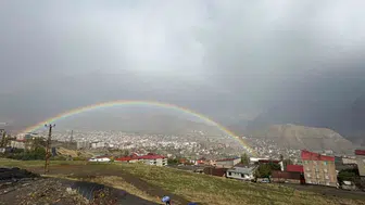Hakkari'de sağanak sonrası gökyüzü renk cümbüşüne büründü