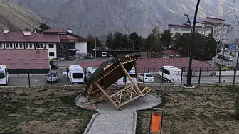 Hakkari'de belediyenin yeni hizmetine saldırı: Kamelyayı parçaladılar