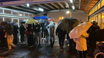 İstanbul'da aniden bastıran sağanak Perpa duraklarında izdihama yol açtı