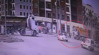 Antakya'da hafriyat kamyonunun kör noktasında kalan motosikletli hayatını kaybetti