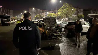 Kayseri'de kontrolden çıkan otomobil alev topuna döndü: 3 araç daha zarar gördü