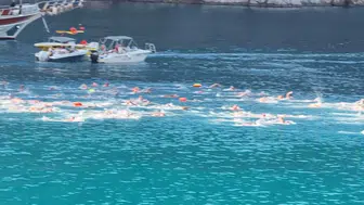 Fethiye'nin mavi sularında bin 600 sporcu kulaç attı