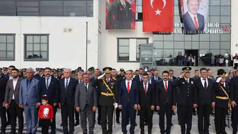 Iğdır'da Cumhuriyet coşkusu Atatürk Anıtı'ndaki törenle start aldı