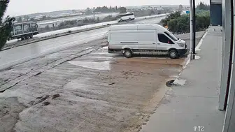 Antalya yolunda dehşet anları: Midibüsün devrildiği kazada facianın eşiğinden dönüldü