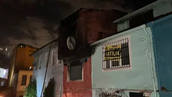 Fatih Ayvansaray'da gece yarısı korkutan yangın: İki katlı bina küle döndü