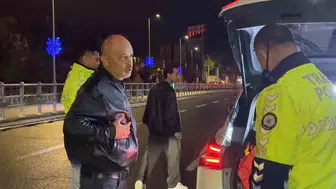 Alkollü sürücünün tehlikeli ısrarı: Uygulama noktasında araçların önüne atladı