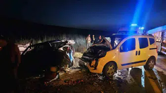 Alaca-Zile kara yolunda iki araç çarpıştı: 5 kişi hastanelik oldu