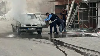 Pazar yerinde aniden alev alan araç zabıta ekiplerinin hızlı müdahalesiyle söndürüldü