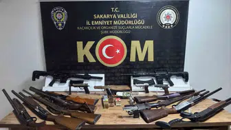 Sakarya'da eş zamanlı operasyon: Silah ve kaçak ürün deposuna baskın