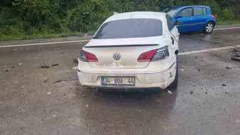 Çaycuma yolunda direksiyon hakimiyetini kaybeden sürücü bariyerlere çarptı