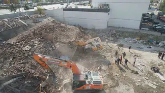 Pursaklar'da kontrollü yıkım operasyonunda iş makinesi moloz yığınına saplandı