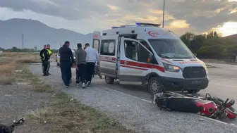 Erzincan'da motosiklet kazası: Sürücü yola savrularak yaralandı