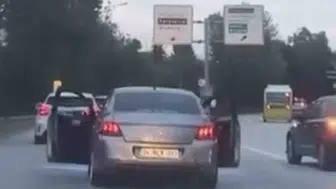 Bursa trafiğinde akılalmaz ihmal: Kapıları açıp ilerlediler