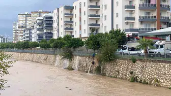 Mersin'de sağanak alarmı: Dereler taştı, sokaklar göle döndü
