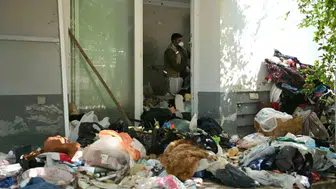 Kuşadası’nda bir mahalle nefes aldı: 3 katlı evden 6 kamyon çöp çıktı