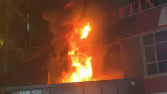 Esenyurt'ta iş yeri yangını: Müdahale etmeye çalışan bir kişi yaralandı