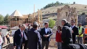 Kemah'ın Tarihi Mirası Sultan Melik Türbesi'nde Restorasyon Süreci Denetlendi