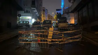 Gaziosmanpaşa'da sağanak yağış asfaltı çökertti: Sokak trafiğe kapatıldı