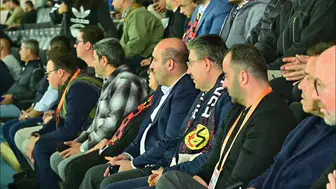 Vali Erdinç Yılmaz, Eskişehirspor Maçını Tribünden İzliyor