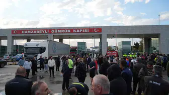 Hamzabeyli Sınır Kapısı'nda tır şoförlerinin geçiş belgesi isyanı trafiği durdurdu