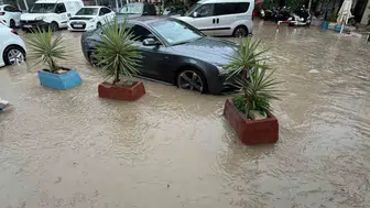 Çeşme'de aniden bastıran sağanak hayatı felç etti: Araçlar sulara gömüldü