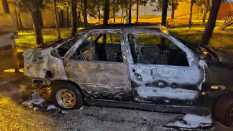 Antakya'da park halindeki otomobil alevlere teslim oldu