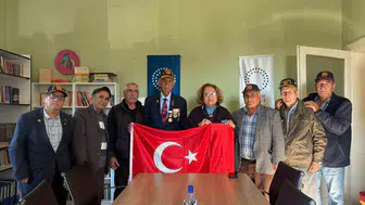 Ayvalık Kent Konseyi Başkanı Füsun Atay’a gazilerden anlamlı bayrak hediyesi