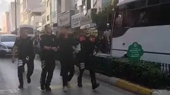 Boşandığı eşinin babasının iş yerine silahla gitti: Polis müdahalesiyle yakalandı